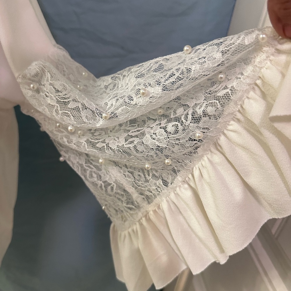 CUPIO White Stretchy Blouse Long Lace Ruffle Sleeves and attached Pearls Size XL - Picture 2 of 5